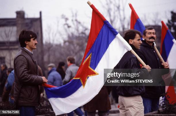 Drapeaux yougoslaves lors d'une manifestations réunissant des milliers de Serbes à Belgrade le 19 novembre 1988, Yougoslavie.