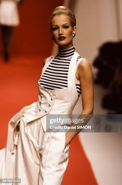 Karen Mulder au défilé Jacques Fath, Prêt-à-Porter, collection Printemps-été 1995 à Paris le 15 octobre 1994, France.