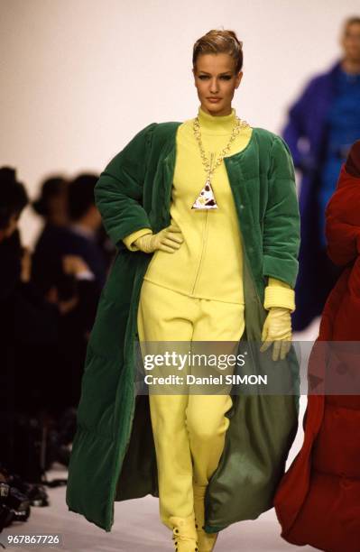 Karen Mulder au défilé Jin Abe, Prêt-à-Porter, collection Automne-Hiver à Paris le 19 mars 1992, France.