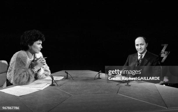 Laurent Fabius sur le plateau de l'émission de télévision '7 sur 7' présentée par Anne Sinclair, le 23 février 1986 à Paris, France.