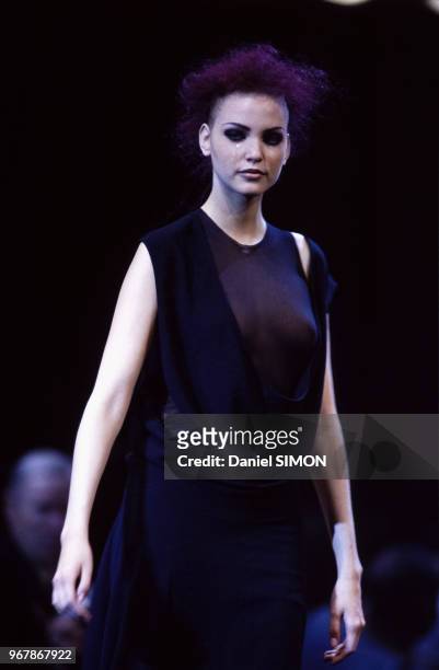 Nadja Auermann au défilé Comme des Garçons, Prêt-à-Porter, collection Automne-Hiver à Paris le 19 mars 1992, France.