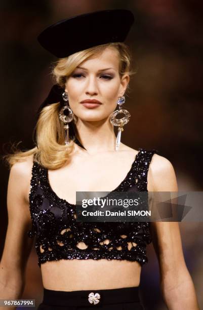 Karen Mulder au défilé Yves Saint-Laurent, Collection Haute-Couture Automne-Hiver 1992-93 à Paris le 29 juillet 1992, France.