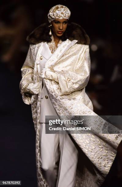 Défilé Valentino, Collection Haute-Couture Automne-Hiver 1992-93 à Paris le 26 juillet 1992, France.
