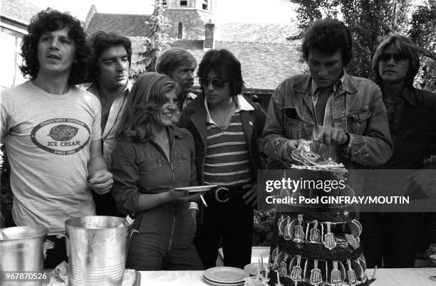 Johnny Hallyday fête ses 33 ans avec ses amis dont Gérard Lenorman, Nicoletta et Patrick Juvet au restaurant 'Le clos Saint-Antoine' lors d'une fête...