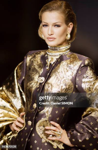 Karen Mulder au défilé Christian Dior, Collection Haute-Couture Automne-Hiver 1992-93 à Paris le 27 juillet 1992, France.