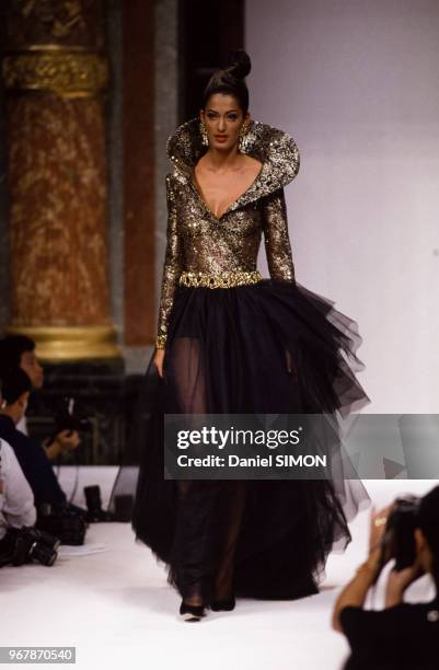 Défilé Hanae Mori, Collection Haute-Couture Automne-Hiver 1992-93 à Paris le 28 juillet 1992, France.