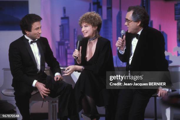 Barbara Streisand, Michel Drucker et Michel Legrand lors d'une émission de télévision à Paris le 17 mars 1984, France.