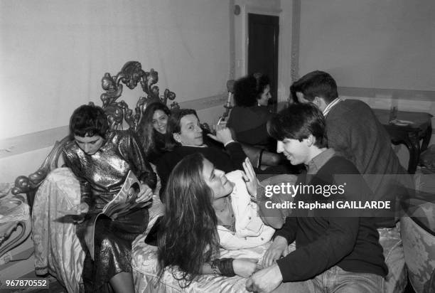 Jeunes gens lors d'une soirée pendant le carnaval de Venise le 18 mars 1987, Italie.