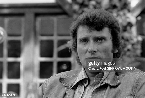 Johnny Hallyday fête ses 33 ans avec ses amis au restaurant 'Le clos Saint-Antoine' lors d'une fête organisée par Europe 1 à Feugerolles, France, le...