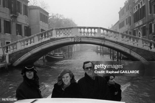 Participants sur des canaux lors du carnaval de Venise le 18 mars 1987, Italie.