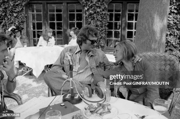 Johnny Hallyday fête ses 33 ans avec ses amis dont Nicoletta au restaurant 'Le clos Saint-Antoine' lors d'une fête organisée par Europe 1 à...