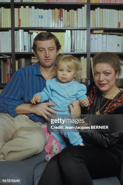 Yann Queffélec, sa femme Brigitte Engerer et leur fille Léonore chez eux à Paris le 20 novembre 1985, France.