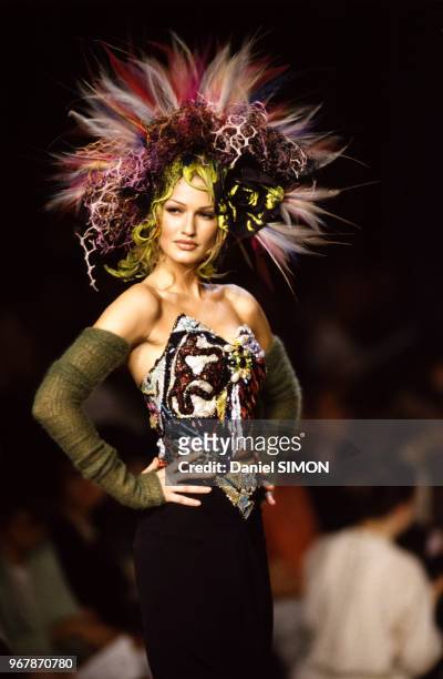 Karen Mulder au défilé Chanel, Collection Haute-Couture Automne-Hiver 1992-93 à Paris le 28 juillet 1992, France.