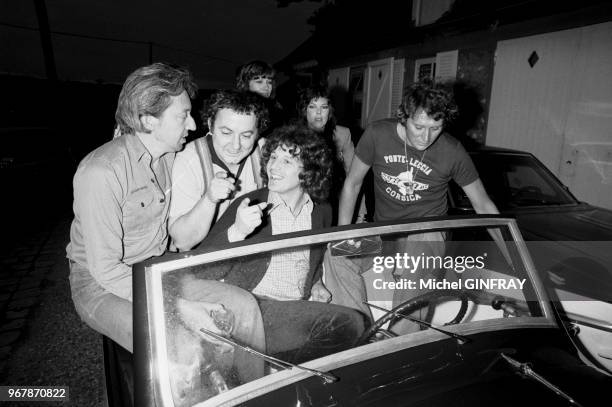 Johnny Hallyday avec Serge Gainsbourg, Coluche, Gérard Lenorman, Nathalie Delon et Dani dans la 'Rosengard' modèle 1939 qu'il a reçue en cadeau, à...