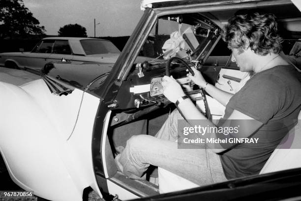 Johnny Hallyday, pour ses 33 ans, a reçu une 'Rosengard' modèle 1939, retapée par ses amis, à Thoiry, France, le 16 juin 1976.