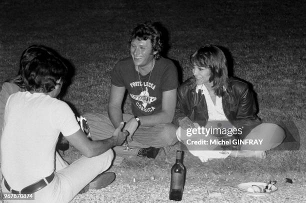 Johnny Hallyday fête ses 33 ans avec ses amis dont Nathalie à Thoiry, France, le 16 juin 1976.