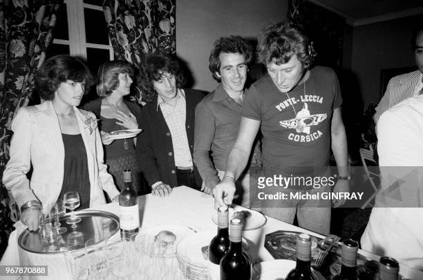 Johnny Hallyday fête ses 33 ans avec ses amis dont Gérard Lenorman et sa femme Caroline à Thoiry, France, le 16 juin 1976.