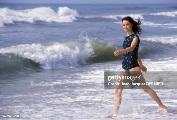 Emmanuelle Béart sur la plage lors du Festival de Sète le 24 juin 1984, France.