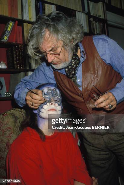 Artiste Serge Diakonoff peint le visage de l'actrice Fabienne Thibeault à Paris le 23 novembre 1983, France.