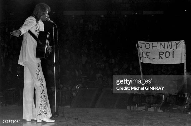 Dernier concert de Johnny Hallyday après un mois de scène au Palais des Sports à Paris, France, le 31 octobre 1976 - En arrière-plan, une banderole...