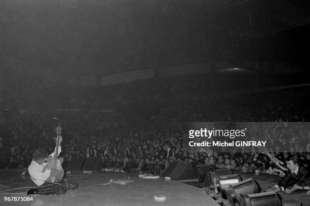 Dernier concert de Johnny Hallyday après un mois de scène au Palais des Sports à Paris, France, le 31 octobre 1976.