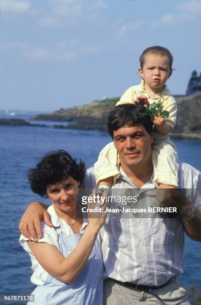 Le skippeur français Lionel Péan avec sa femme et son fils à Saint-Malo le 19 mai 1986, France.