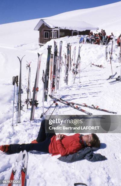 Skieur au repos près de l'Espace Killy dans la station de sport d'hiver le 31 janvier 1987 à Val d'Isère, France.