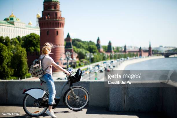 turistas en el kremlin de moscú - moscow fotografías e imágenes de stock