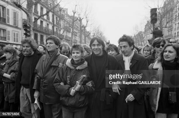 Marek Halter, Jack Lang, Miou-Miou et Michel Simon lors d'une manifestation contre la réforme du code de la nationalité à Paris le 15 mars 1987,...