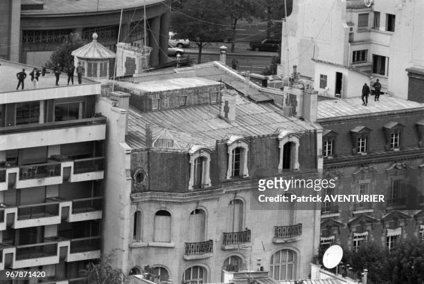 Policiers français sur les toits d'immeubles pendant le siège de l'ambassade d'Iran à Paris lors de l'affaire Gordji le 21 juillet 1987, France.