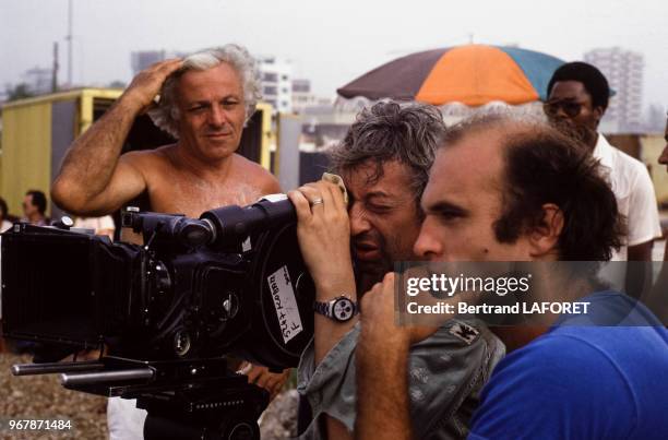 Serge Gainsbourg regarde dans le viseur de la caméra lors du tournage de son film 'Equateur' le 31 janvier 1983, Gabon.