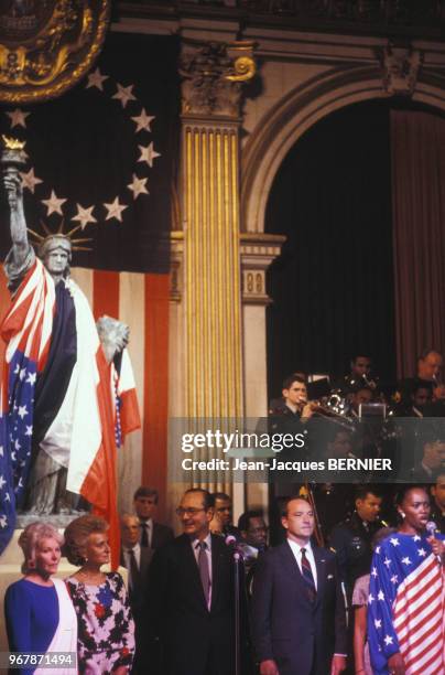 Jacques Chirac et Jessye Norman à l'inauguration de la Statue de la liberté de l'île aux Cygnes à Paris le 23 juin 1986, France.