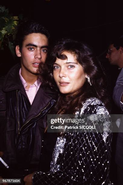 Anthony Delon et une amie le 15 octobre 1982 à Paris, France.