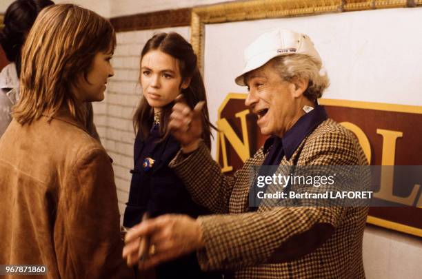 Le réalisateur Samuel Fuller lors du tournage du film 'Les Voleurs de la nuit' avec Camille de Casabianca et Véronique Jannot, à gauche le 23...