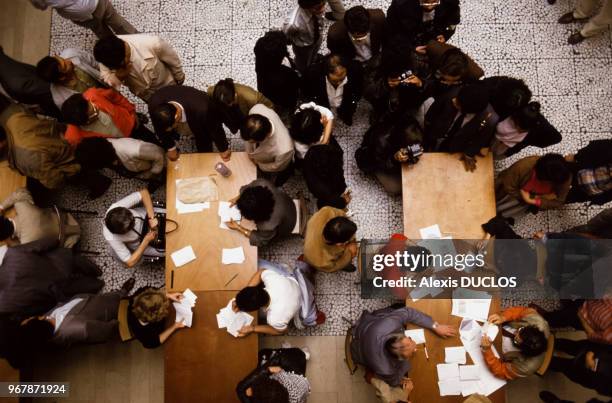 Dépouillement dans un bureau de vote un jour d'élection le 19 mai 1985 à Mons-en-Baroeul, France.