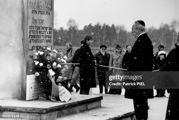Le Premier ministre israrélien Shimon Peres se recueille lors de sa visite dans l'ancien camp de concentration de Bergen-Belsen, le 27 janvier 1986,...
