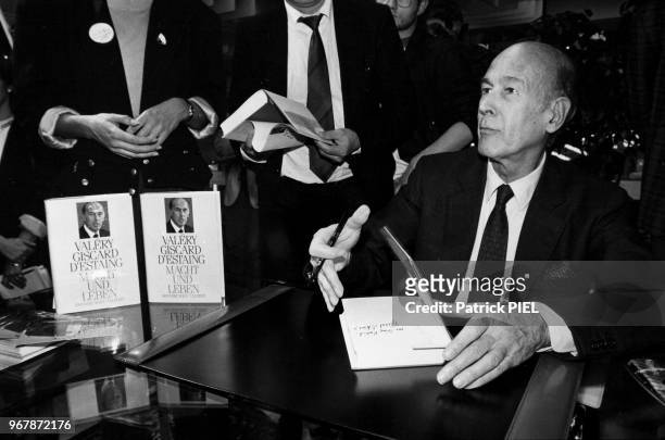 Valéry Giscard d'Estaing lors d'une séance de signature de son livre 'Le Pouvoir et la vie' le 25 mai 988 à Hambourg, Allemagne.