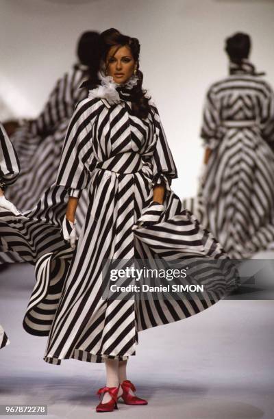 Tasha De Vasconcelos au défilé Christian Dior, Prêt-à-Porter, collection Printemps-été 1993 à Paris le 19 octobre 1992, France.