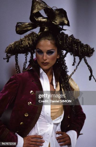 Tasha de Vasconcelos au défilé John Galliano, Prêt-à-Porter, collection Printemps-été 1993 à Paris le 14 octobre 1992, France.