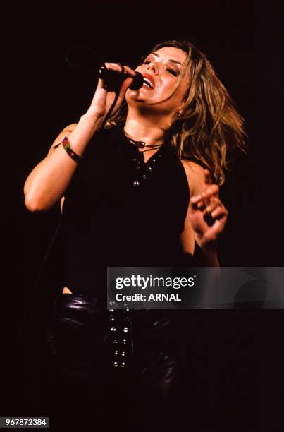 La chanteuse Kim Wilde sur scène le 21 juin 1990 à Paris, France.
