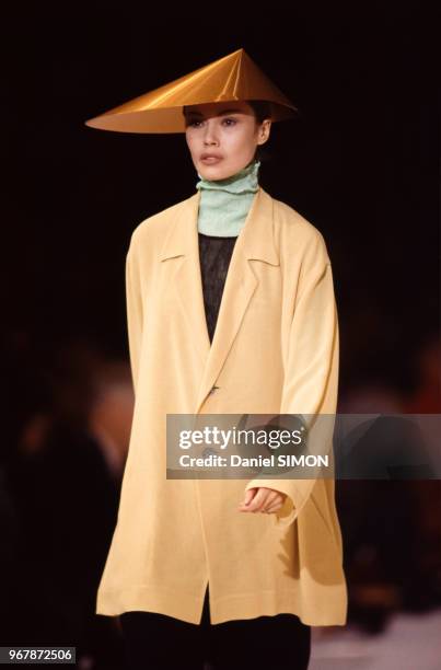 Défilé Issey Miyake, Prêt-à-Porter, collection Printemps-été 1993 à Paris le 17 octobre 1992, France.