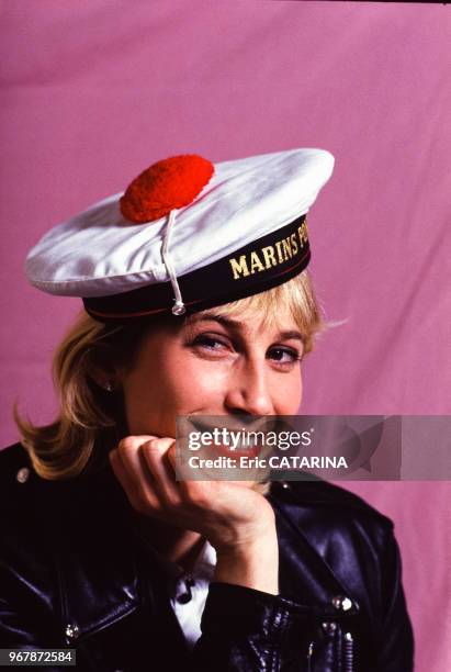 La chanteuse Valli coiffée d'un bonnet de marin le 24 février 1988 à Paris, France.