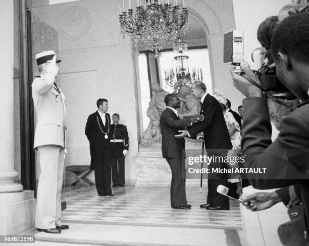 Le président Valéry Giscard d'Estaing dans le hall du palais de l'Elyése avec l'empereur Bokassa de Centrafrique le 22 septembre 1978 à Paris, France.