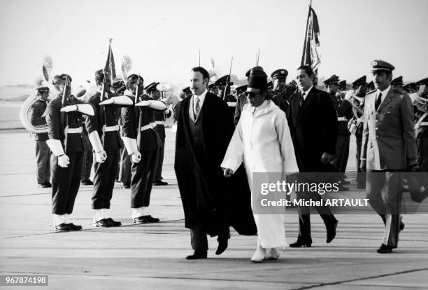 Le chef de l'état algérien Houari Boumédiène accueilli par le roi Hassan II du Maroc le 27 octobre 1974 à Rabat, Maroc.