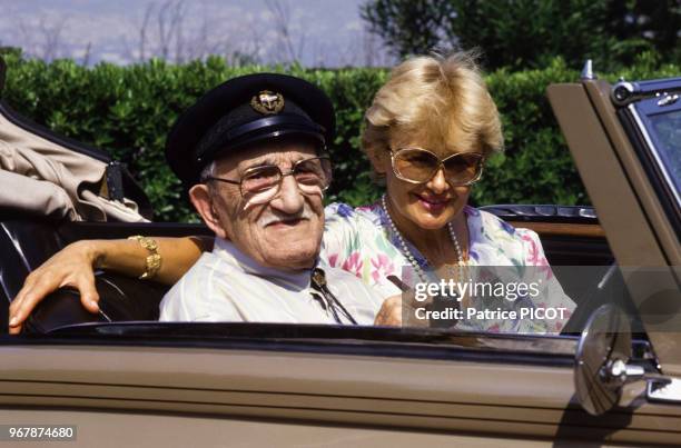 Charles Vanel et sa femme en voiture décapotable le 26 aout 1985, France.