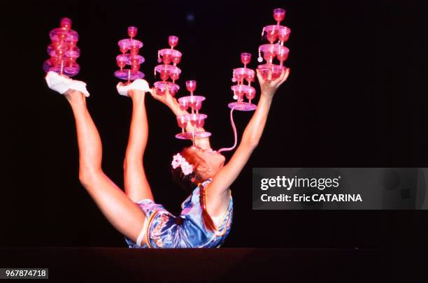 Acrobate du Cirque de Pékin à Paris le 28 novembre 1994, France.