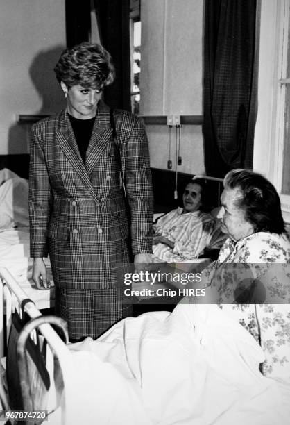 La princesse de Galles s'est rendue à la frontière avec la Yougoslavie pour visiter un camp de réfugiés croates le 24 mars 1992 à Nagyatad, Hongrie.