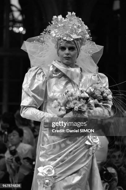 Robe de mariée signée Ungaro collection Haute Couture Automne-Hiver 1985-1986 le 23 juillet 1985 à Paris, France.