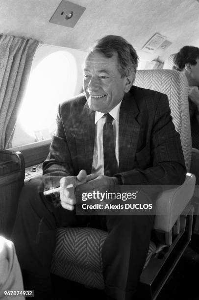 Michel Crépeau, ministre du commerce, de l'artisanat et du tourisme, dans un avion ministériel le 23 juillet 1985, France.