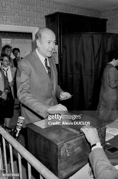 Valéry Giscard d'Estaing entrain de voter au scrutin législatif le 16 mars 1986 à Chanonat, France.